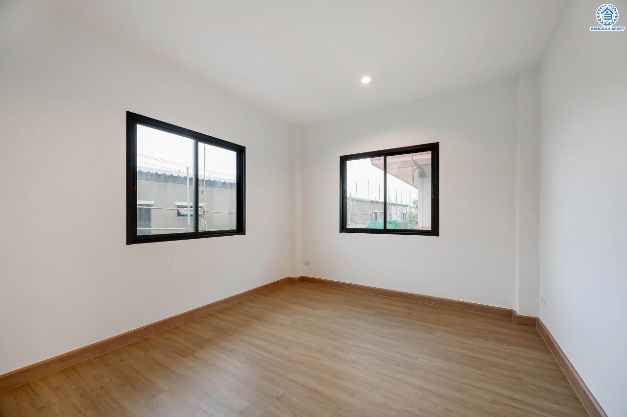 บ้านมือสองตกแต่งใหม่ โครงการ ณัฐชากรีนวิลล์ ปิ่นเกล้า-กาญจนาฯ บนเนื้อที่ 57.70 ตร.ว. ฟังก์ชัน 3 ห้องนอน 2 ห้องน้ำ จอดรถได้ 2 คัน บนทำเลศักยภาพ ใกล้เซ็นทรัลเวสต์เกต ทางด่วน "ศรีรัช" รถไฟฟ้าสายสีม่วง "สถานีตลาดบางใหญ่"